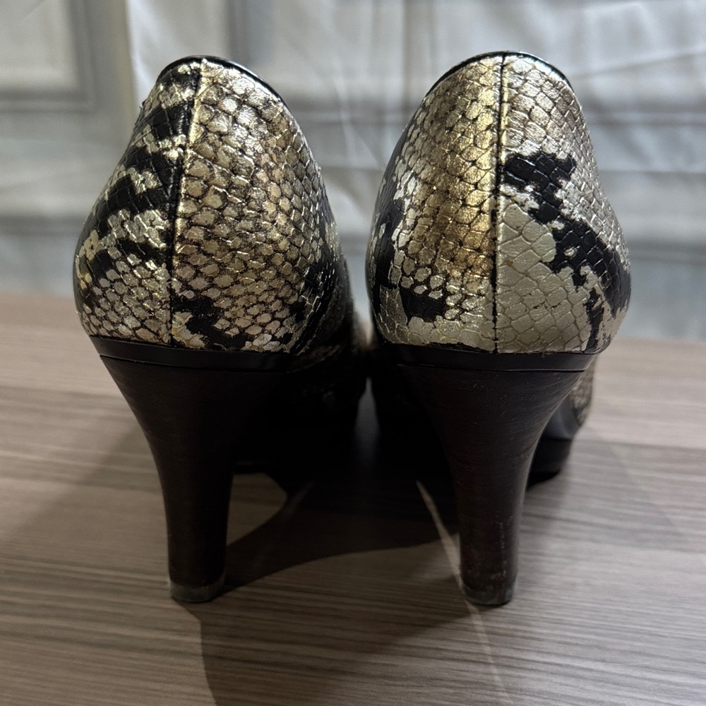 Sofft Women's Elegant Black and Gold Snake print Heels - Picture 4 of 12
